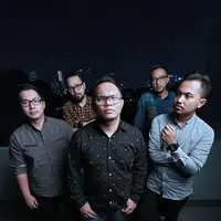 Grup band Kerispatih yang digawangi oleh Badai, Anton, Fandy, Arief, dan Andika baru saja menggelar konser berkonsep akustik. Konser ini sendiri juga merupakan rangkaian project di album terbaru mereka yang bertajuk 'DELAPAN'. (Febio Hernanto/Bintang.com)