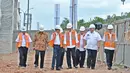 Presiden Joko Widodo (tengah) meninjau lokasi pembangunan Light Rail Trail (LRT)  zona 1 di Bandar Udara Sultan Mahmud Badaruddin II, Palembang, Sumatera Selatan, Kamis (3/3/2016). (Biro Komunikasi Kemenhub/Daniel Pietersz)