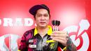Tirta Suparjo berpose setelah menjuarai Darts National Competition (DNC) 2025 Series 02, Minggu (22/6/2025). (Bola.com/M Iqbal Ichsan)