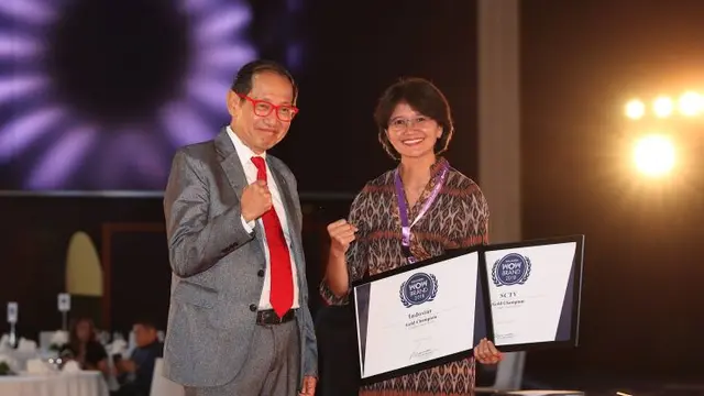 Founder & Chairman MarkPlus, Inc. Hermawan Kartajaya berfoto bersama Head of Protocol Public Affair PT Surya Citra Media Tbk (SCMA) Irnawati WK dalam acara WOW Brand Festive Day di Jakarta, Kamis (8/3/2018). (Liputan6.com/Immanuel Antonius)