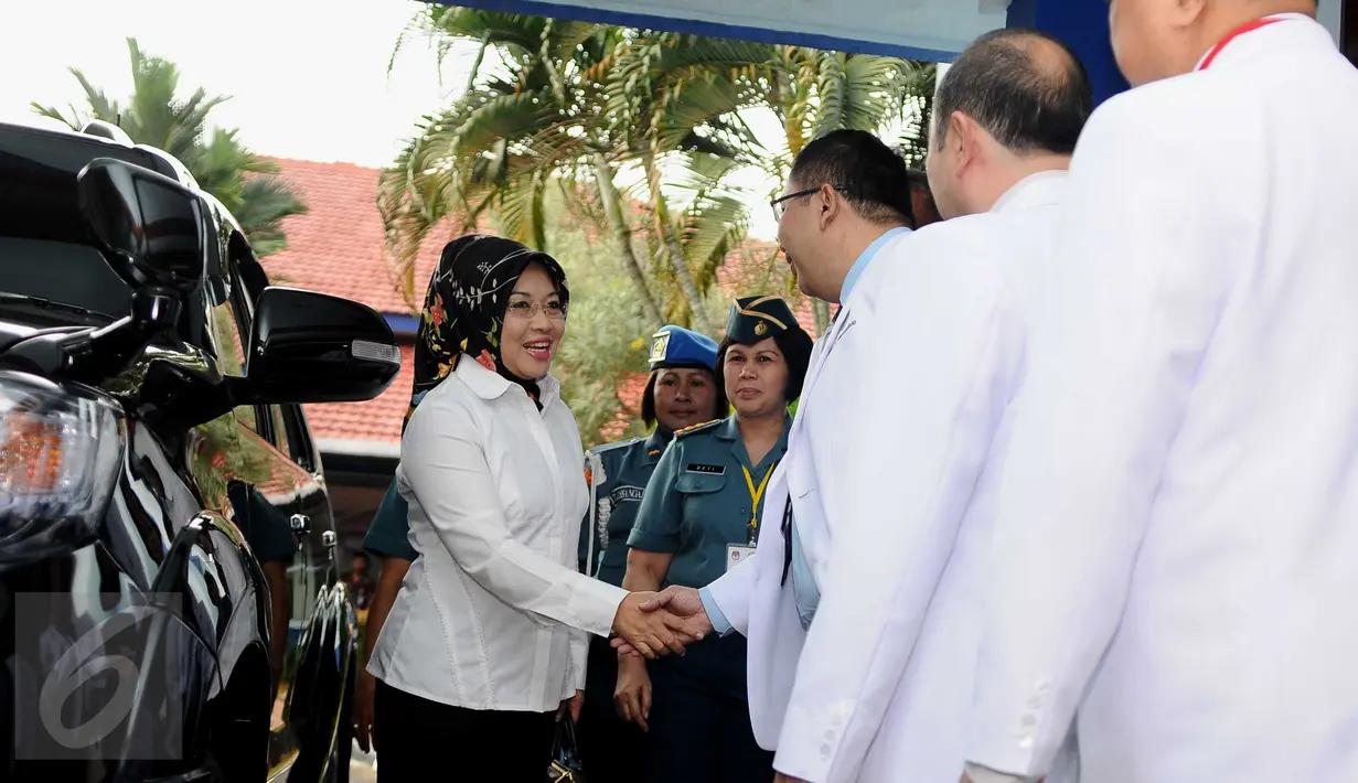 Cawagub DKI Jakarta 2017 Sylviana Murni berjabat tangan dengan tim dokter kesehatan saat akan menjalani tes kesehatan di RSAL Dr. Mintoharjo, Jakarta, Sabtu (24/9). (Liputan6.com/Gempur M Surya). 