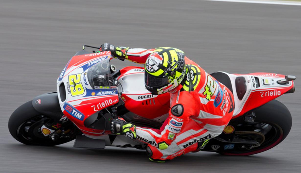 Pebalap tim Ducati, Andrea Iannone akan mengawali balapan dari urutan ketiga. Dia hanya terpaut 0.665 detik atas Marquez. (AP Photo/Natacha Pisarenko)
