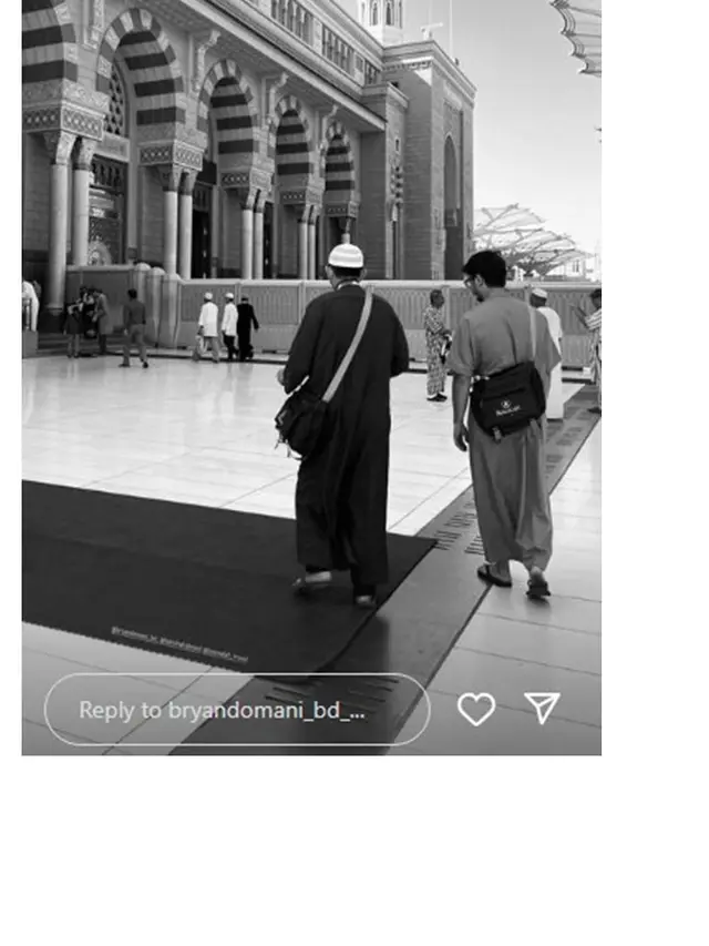 7 Potret Bryan Domani Jalani Ibadah Umroh, Penampilannya Curi Perhatian