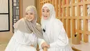<p>Diketahui, Mawar berangkat umrah bersama Larissa Chou. Keduanya pun berfoto mengenakan dress serba putih, Mawar memadukannya dengan kerudung warna cokelat.&nbsp;&nbsp;@mysamawar</p>