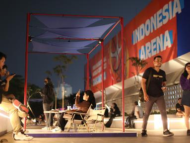 Sejumlah penonton mengunjungi fasilitas Sky Garden Indonesia Arena, Senayan, Jakarta sebelum laga Grup H Piala Dunia FIBA 2023 antara Kanada melawan Latvia pada Selasa (29/08/2023). (Bola.com/Bagaskara Lazuardi)