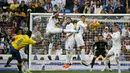 Pemain Las Palmas Willian Jose (kiri) melepaskan tembakan kearah gawang Real Madrid Pemain Real pada lanjutan La Liga Spanyol di Stadion Santiago Bernabeu, Madrid,  Sabtu (31/10/2015). Madrid menang 3-1. (REUTERS/Andrea Comas)
