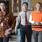 Komisioner KPU Wahyu Setiawan (rompi tahanan) berjalan keluar seusai menjalani pemeriksaan di gedung KPK, Jakarta, Rabu (15/1/2020). Wahyu Setiawan diperiksa perdana setelah ditetapkan sebagai tersangka terkait dugaan penerimaan suap penetapan anggota DPR terplih 2019-2020. (merdeka.com/Dwi Narwoko)