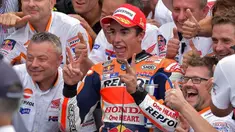 Hujan yang sempat turun di sirkuit Misano pada MotoGP San Marino membuat para pebalap melakukan pergantian strategi secara mendadak. Marc Marquez berhasil menjadi juara namun Jorge Lorenzo gagal finis karena terjatuh.
