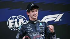 Pembalap Mercedes AMG Petronas asal Italia, Kimi Antonelli, berpose dengan penghargaan pole position setelah sesi kualifikasi Formula 1 GP Jepang 2026 di Sirkuit Suzuka, pada Sabtu (28/3/2026). (Philip FONG/AFP)