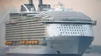 Kapal pesiar terbesar di dunia, Harmony of the Seas saat tiba di pelabuhan untuk melakukan pelayaran mayden di di Southampton , Inggris 17 Mei 2016. Panjang dari kapal ini pun sepanjang 361 meter. (REUTERS / Peter Nicholls)
