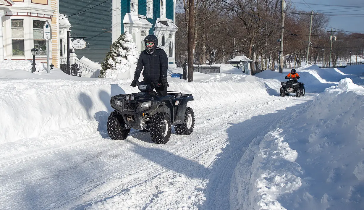 Warga mengendarai all-terrain saat salju tebal menyelimuti Kota St John's, Newfoundland, Kanada, Sabtu (18/1/2020). St John's menghadapi keadaan darurat ketika salju tebal memaksa pusat-pusat bisnis tutup dan kendaraan dilarang melintas di jalan raya. (Andrew Vaughan/The Canadian Press via AP)