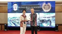 4_Alfian Reza Almadjid, Gold Winner Indonesia dari kategori AR, diberikan sertifikat Gold Winner oleh Wee Siew Kim, Group CEO of NIPSEA Group. (Istimewa)