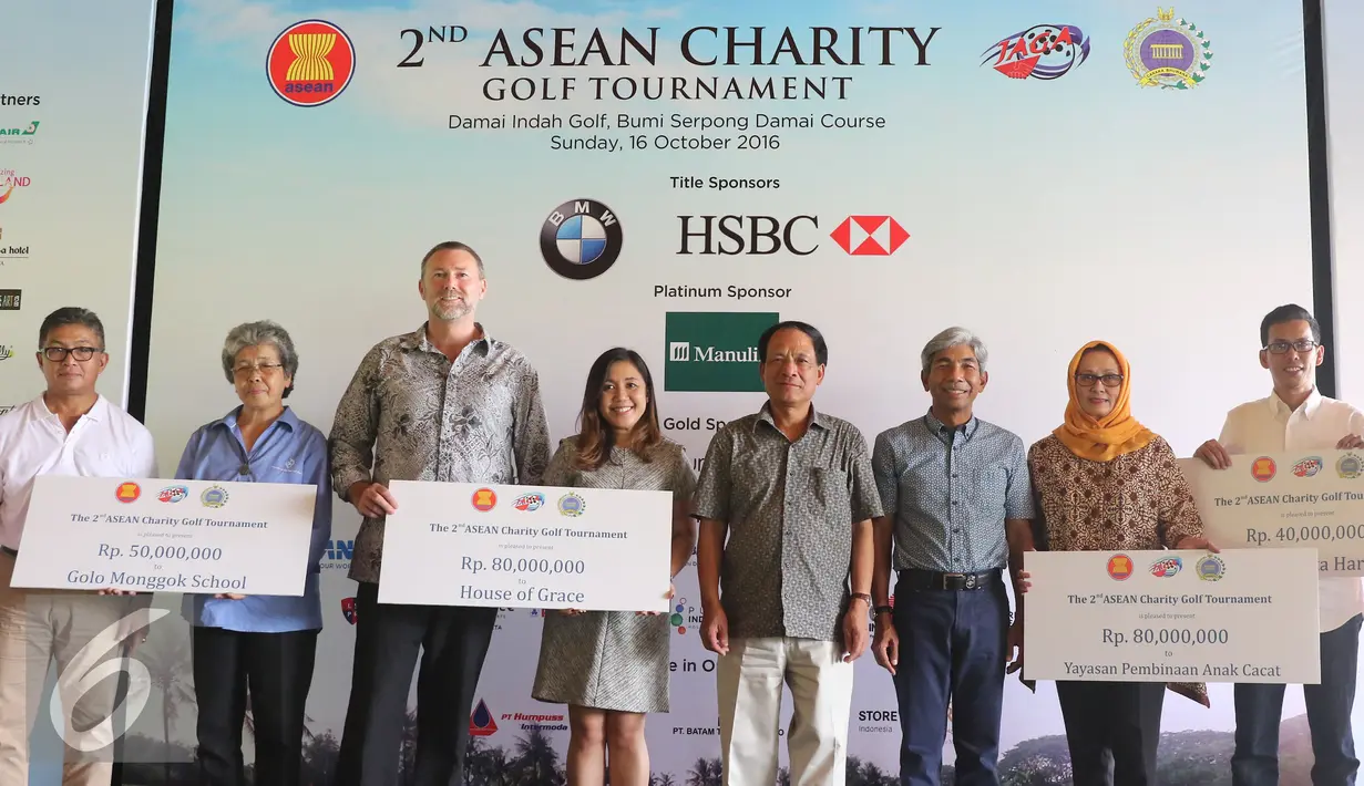 Secretary-General of ASEAN H.E. Le Luong Minh (keempat kanan) berfoto bersama usai memberikan bantuan secara simbolis di acara Asean Charity Golf Tournament yang ke 2  di Damai Indah Golf, Tangerang, Minggu (16/10). Liputan6.com/Herman Zakharia)