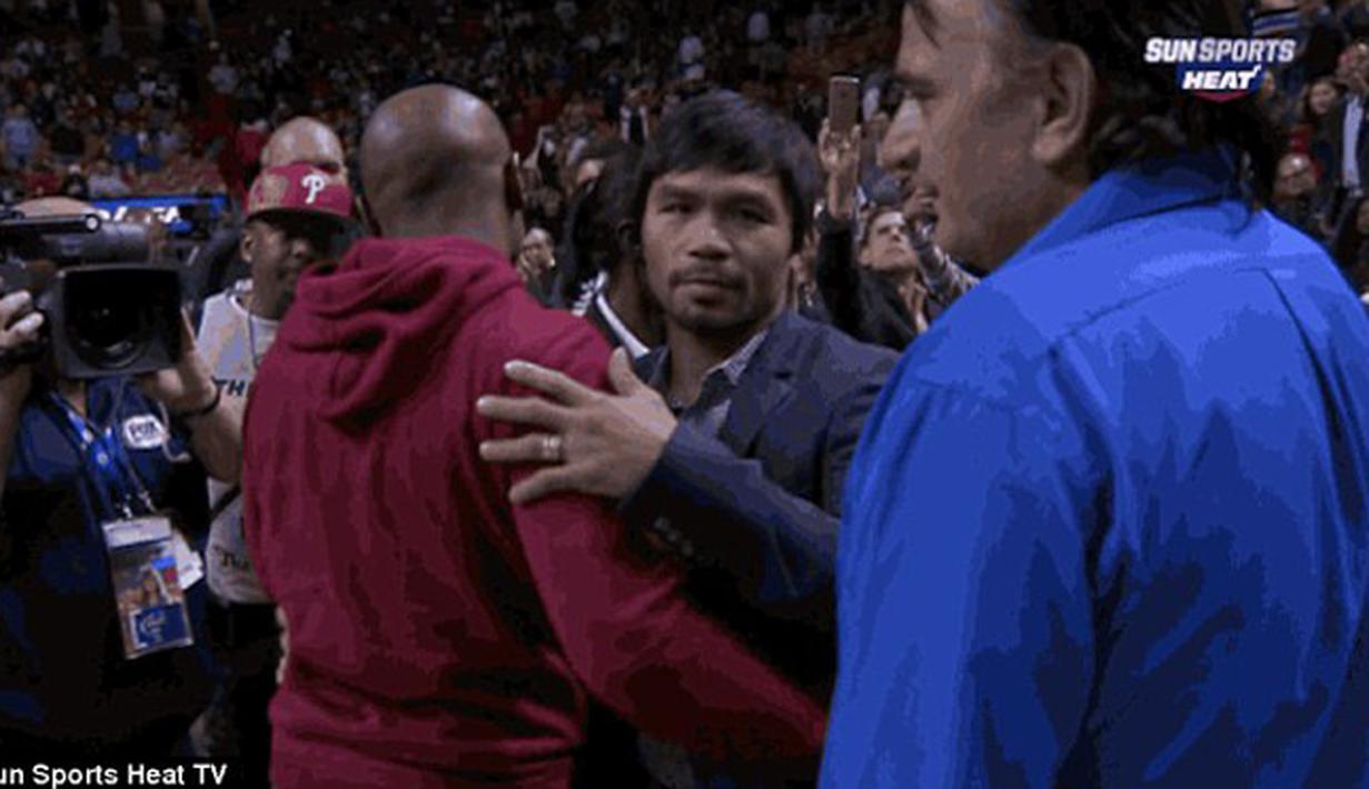 Floyd Mayweather Jr memeluk Manny Pacquiao usai berbincang dengan Manny Pacquiao saat menyaksikan pertandingan NBA antara Miami Heat dan Milwaukee Bucks, AS, Rabu (28/1/2015). (Dailymail)