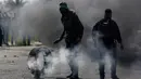 Pengunjuk rasa Palestina membakar ban saat bentrokan dengan pasukan Israel di pinggiran Kota Ramallah, Tepi Barat, Rabu (27/3). Bentrokan ini sebagai bentuk protes terhadap tahanan Palestina yang berada di Israel. (AP Photo/Majdi Mohammed)