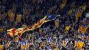 Ribuan Warga yang juga suporter Barcelona memegang bendera "Estelada" (bendera separatis Catalan) sebelum laga Liga Champions grup E antara Barcelona dan Bate Borisov di Stadion Camp Nou, Barcelona, Spain, Rabu (4/11/2015). (REUTERS/Albert Gea)