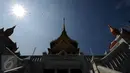 Bagian depan kuil Golden Budha di kota Bangkok, Thailand, Sabtu (17/12). Salah satu biksu yang ada di kuil tersebut memprediksi hasil laga final kedua Piala AFF 2016 antara Thailand melawan Indonesia. (Liputan6.com/Helmi Fithriansyah)