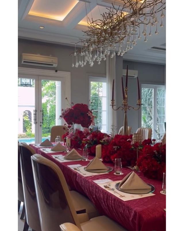 6 Potret dekorasi Natal rumah keluarga Jessica Mila, tema elegan dan klasik