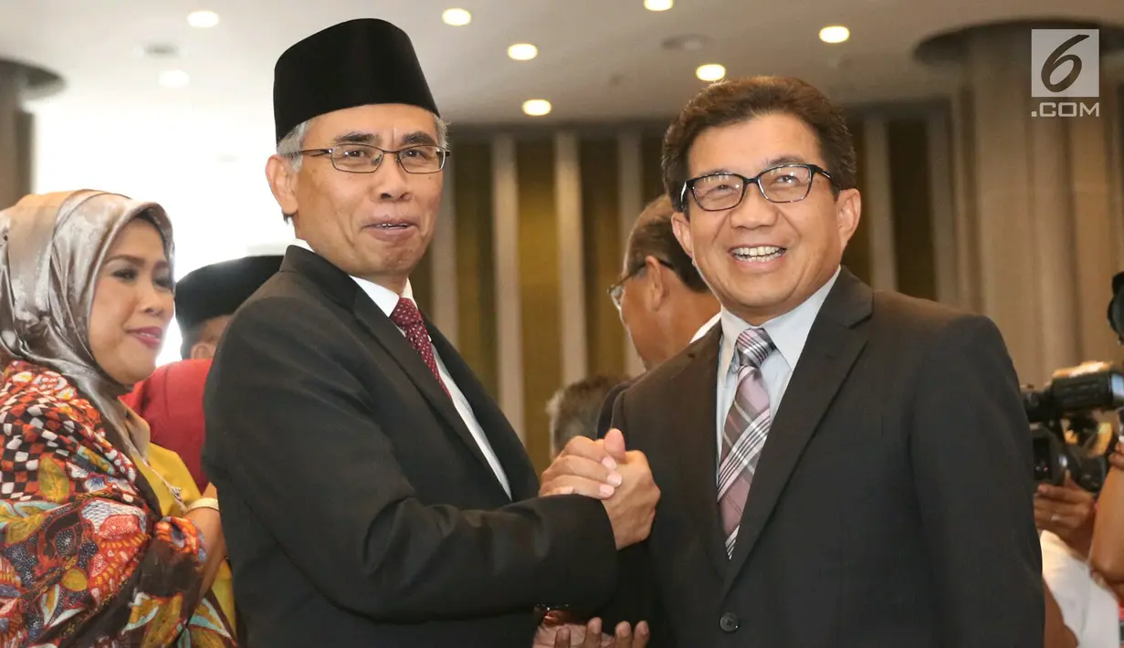 Ketua DK OJK, Wimboh Santoso foto bersama dengan Muliaman Hadad usai pelantikan Anggota Komisioner Otoritas Jasa Keuangan yang baru di Jakarta, Kamis (20/7). (Liputan6.com/Angga Yuniar)