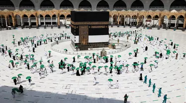 Jemaah mengelilingi Kabah pada awal musim haji di Masjidil Haram, Mekkah, Arab Saudi, Sabtu (17/7/2021). Jemaah haji 2021 sudah memulai rangkaian ibadah. (FAYEZ NURELDINE/AFP)