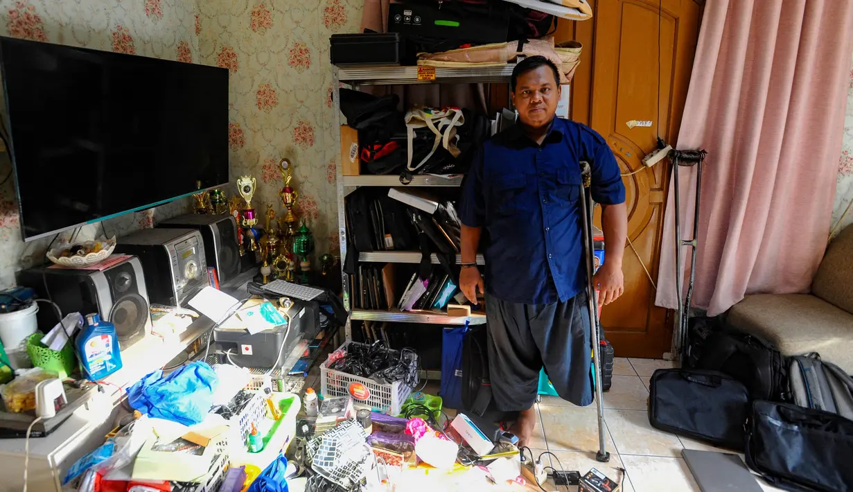 Di tengah keterbatasaanya, Pak Agung masih menyisakan sejumput harapan. Ia berharap, semoga kesejahteraan guru-guru di Indonesia meningkat. Ia sadar betul akan keterbatasan ruang geraknya untuk mencari tambahan penghasilan. Untuk memenuhi kebutuhan keluarga, ia mensiasatinya dengan membuka jasa perbaikan dan penjualan laptop di rumahnya. (merdeka.com/Arie Basuki)