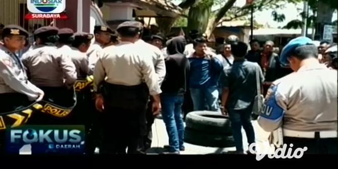 VIDEO: Protes Harga Tembakau Murah, Demo di Kantor DPRD Pamekasan Sempat Ricuh