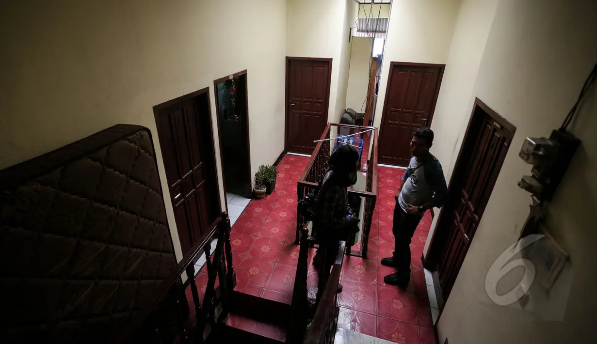 Dua pewarta tampak melihat TKP terbunuhnya Deudeuh Alfisahrin, Jakarta, Rabu (15/4/2015). Rumah kos Boarding House di kawasan Tebet tampak sepi pasca terbunuhnya Deudeuh. (Liputan6.com/Faizal Fanani)