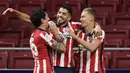 Striker Atletico Madrid, Luis Suarez, melakukan selebrasi usai mencetak gol ke gawang Getafe pada laga Liga Spanyol di Stadion Wanda Metropolitano, Rabu (30/12/2020). Atletico Madrid menang dengan skor 1-0. (AFP/Oscar Del Pozo)