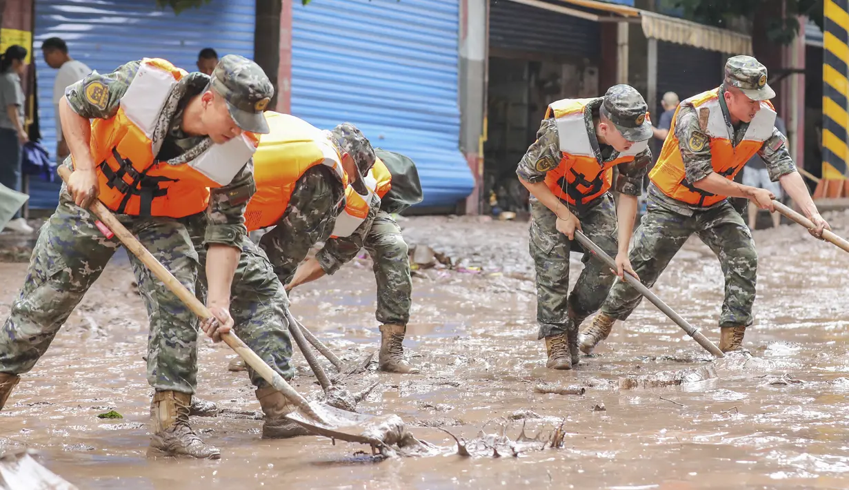 Otoritas meteorologi telah memperingatkan negara ini akan menghadapi "beberapa bencana alam pada bulan Juli, termasuk banjir, cuaca konveksi yang parah, angin topan, dan temperatur yang tinggi", ujar badan tersebut. (STR/AFP)