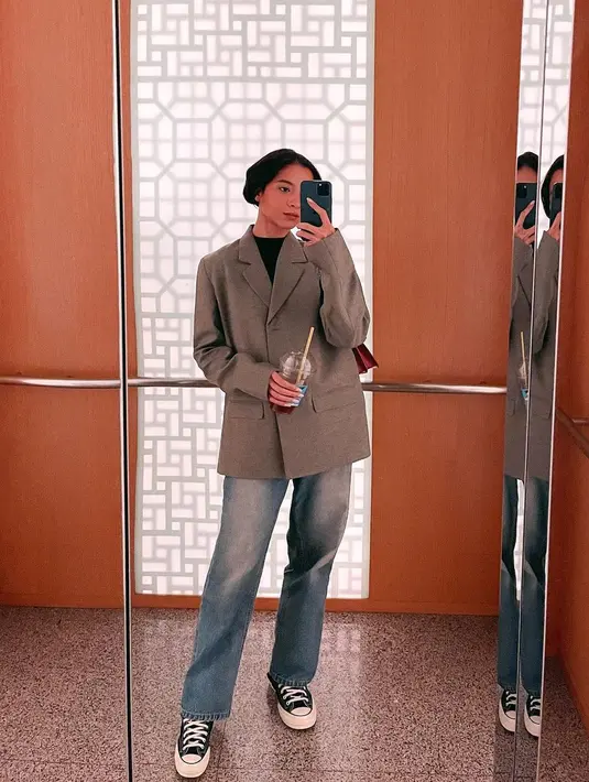 Salah satunya saat ia kenakan oversized blazer dengan inner hitam dan straight jeans. Auranya mirip anak kuliahan [@putrimarino]