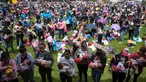 Ratusan wanita menyusui anaknya saat mengikuti Pekan Menyusui Dunia di taman Los Novios, Bogota, Kolombia, (3/8). Pekan Menyusui Sedunia (World Breastfeeding Week) diadakan setiap tahun dari tanggal 1 sampai 7 Agustus. (AFP Photo/Raul Arboleda)