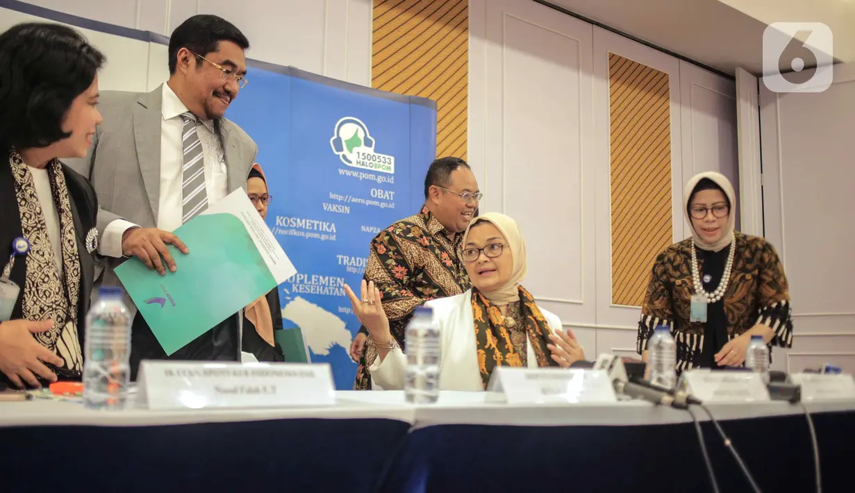 Kepala BPOM Penny K Lukito (tengah) memberikan keterangan dalam konferensi pers di Gedung BPOM Jakarta, Jumat (11/10/2019). Produsen farmasi yang memiliki produk ranitidin diberi waktu 80 hari untuk menarik produk mereka dari pasaran. (Liputan6.com/Faizal Fanani)