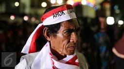 Seorang simpatisan memakai ikat kepala mendukung pasangan Ahok-Djarot saat acara pengambilan nomer urut Pasangan Calon Gubernur dan Wakil Gubernur Jakarta, di JIEXPO, Kemayoran,, Jakarta, Selasa (25/10). (Liputan6.com/Johan Tallo)