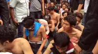 Puluhan pemuda Kampung Pulo yang ditangkap polisi. (Audrey Santoso/Liputan6.com)