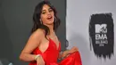 Penyanyi cantik asal Kuba, Camila Cabello berpose di belakang panggung selama MTV Europe Music Awards 2018 di Bizkaia Arena, Bilbao, Spanyol (4/11). Camila tampil cantik dan seksi bergaun berwarna merah di acara tersebut. (AFP Photo/Ander Gillenea)