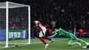 Arsenal sempat menipiskan jarak ketinggalan gol lewat aksi Bukayo Saka pada menit ke-76. (Thibaud MORITZ/AFP)