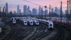 Kereta ICE berkecepatan tinggi berhenti di stasiun utama Frankfurt, Jerman, pada 10 Januari 2024. (Kirill KUDRYAVTSEV/AFP)