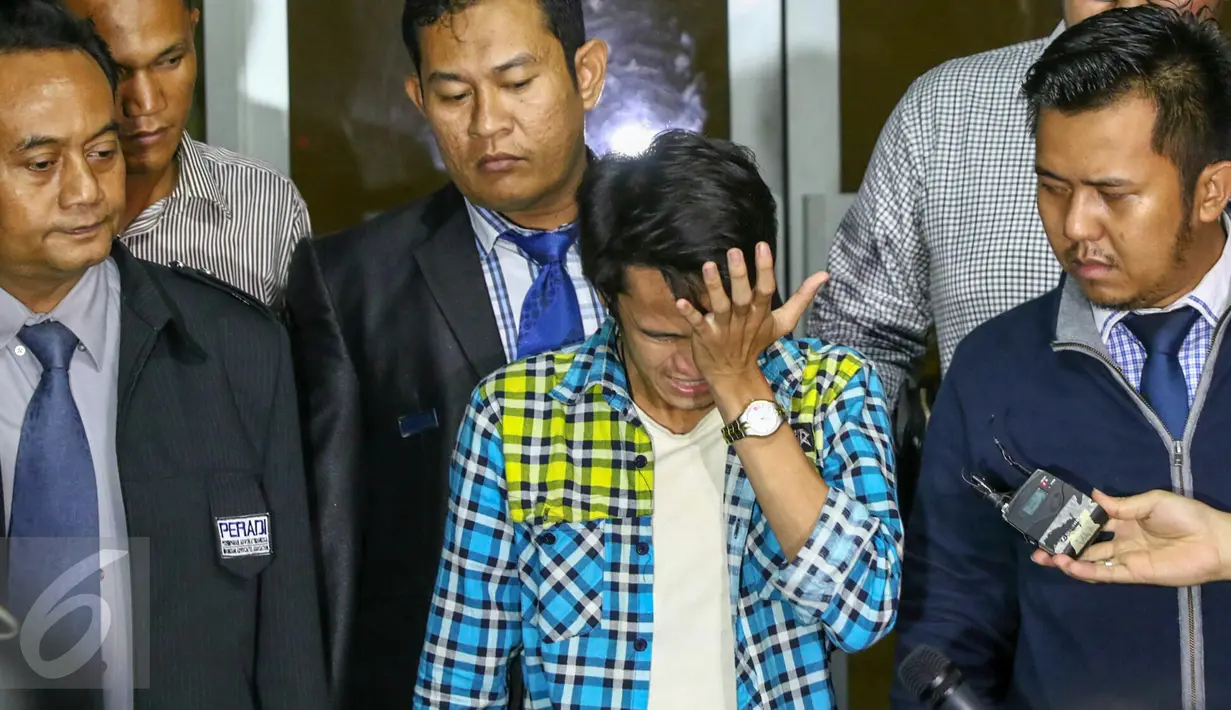 Reza Pahlevi menangis usai melaporkan Indra Bekti ke Polda Metro Jaya, Jakarta, Selasa (2/2).Reza melaporkan Indra Bekti terkait perbuatan cabul anak di bawah umur yang dilakukan pada tahun 2010 hingga 2013. (Liputan6.com/Yoppy Renato)
