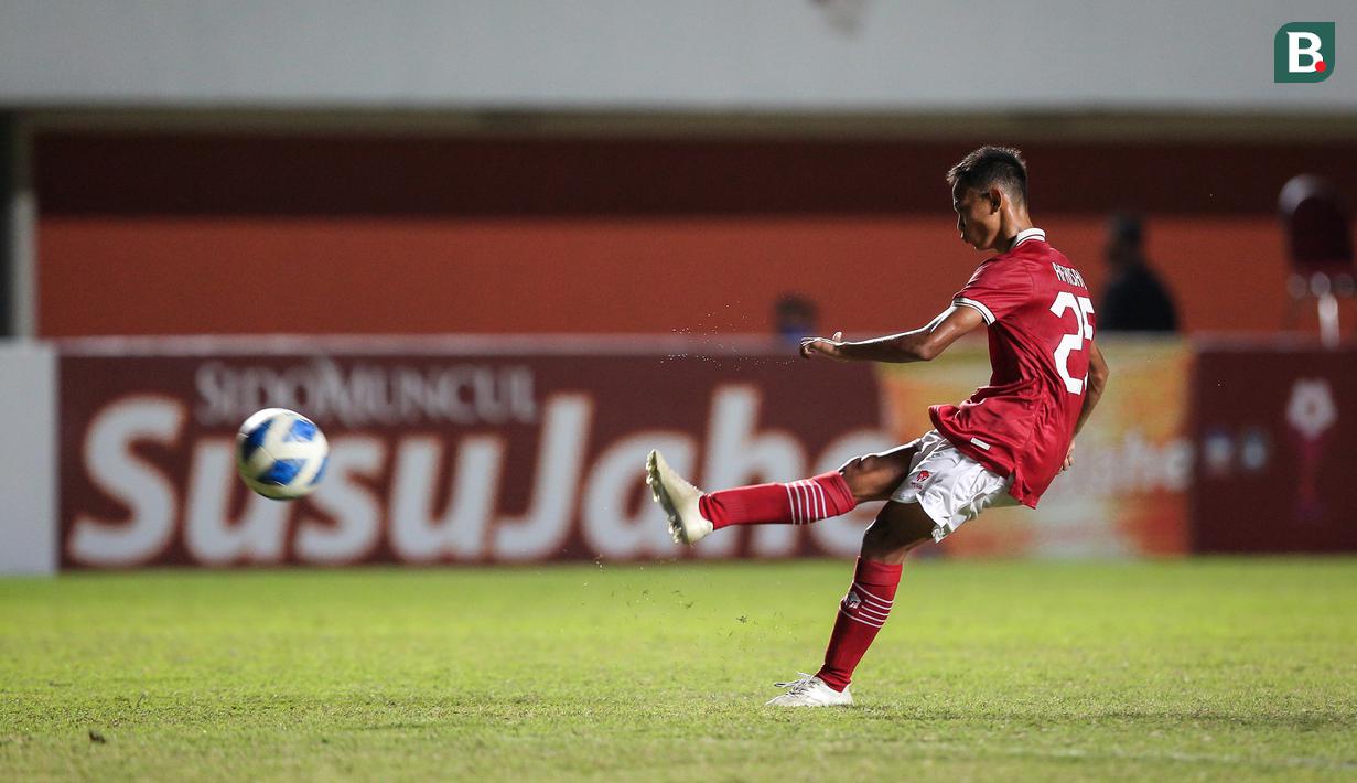 Pemain Timnas Indonesia U-16, Muhammad Riski Afrisal melepaskan tendangan bebas yang berbuah gol penyeimbang 1-1 ke gawang Myanmar U-16 dalam laga semifinal Piala AFF U-16 2022 antara Indonesia U-16 melawan Myanmar U-16 di Stadion Maguwoharjo, Sleman, Rabu (10/8/2022) malam WIB. (Bola.com/Bagaskara Lazuardi)