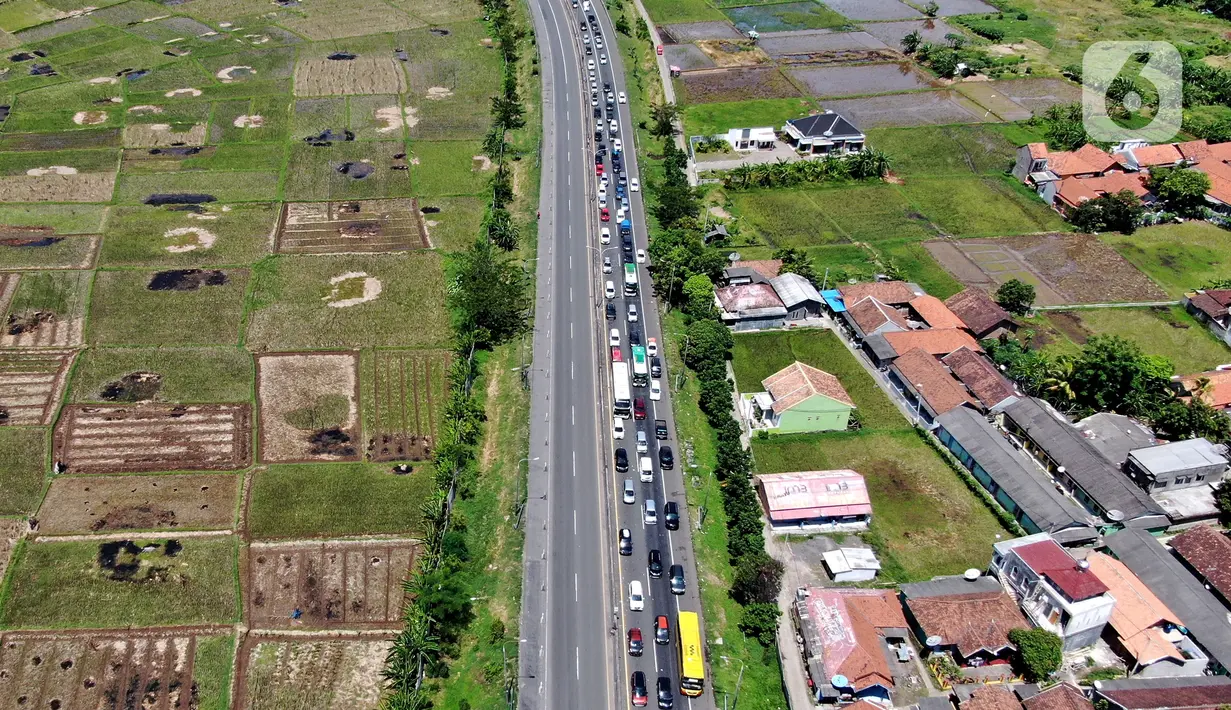 <p>Foto udara memperlihatkan kemacetan yang terjadi dalam Tol Tangerang-Merak, Banten, Jumat (29/4/2022). Kemacetan sepanjang 7 Kilometer mengular hingga ke dalam tol akibat lonjakan pemudik yang hendak menyeberang ke Pulau Sumatera melalui Pelabuhan Merak. (Liputan6.com/Angga Yuniar)</p>