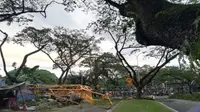 Crane proyek pembangunan gedung di Kuala Lumpur, Malaysia, roboh menimpa perumahan warga. (Facebook)