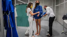 Desainer Spanyol Fernando Claro (kanan) bekerja di belakang panggung sehari sebelum dimulainya Mercedes-Benz Fashion Week di Madrid, Rabu (9/9/2020). Mode Spanyol berlangsung dari 10 - 13 September di bawah protokol kesehatan dan pedoman jarak sosial karena pandemi corona. (AP Photo/Bernat Armangue)