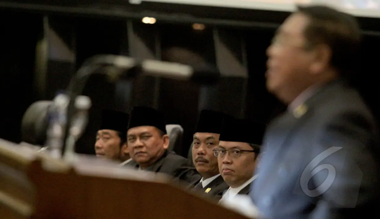 Salah satu anggota DPRD menyampaikan pendapat di sidang paripurna di Gedung DPRD DKI Jakarta, Kamis (26/2/2015). Sidang tersebut  untuk melakukan penyelidikan atas dugaan pelangggaran yang dilakukan Gubernur Basuki T Purnama. (Liputan6.com/Faizal Fanani)