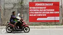 Warga saat melintasi kawasan Muara Baru, Jakarta Utara, Jumat (6/11/2015). Tak tersedianya tempat ibadah, maka warga berinisiatif untuk melakukan salat di PAUD Rusun Muara Baru. (Liputan6.com/Immanuel Antonius)