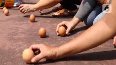 Warga keturunan Tionghoa mencoba mendirikan telur saat perayaan Peh Cun di Khongcu Bio Litang di Pasar Lama, Kota Tangerang, Kamis (25/6/2020). Prosesi yang digelar setiap tanggal 5 bulan 5 penanggalan Tionghoa itu menjadi ungkapan syukur atas segala rezeki dari Tuhan. (Liputan6.com/Angga Yuniar)