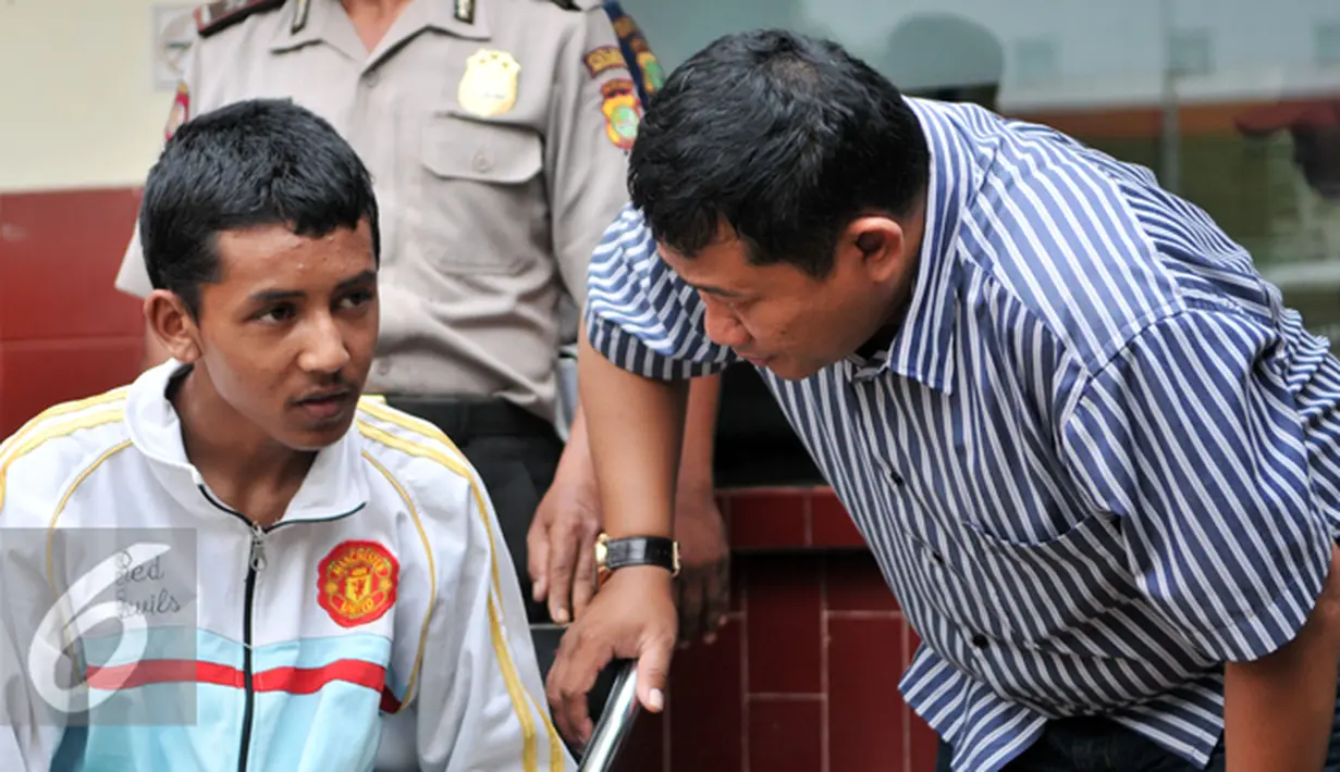 Petugas Polsek Mampang saat menanyai bocah DJS (16) asal Situbondo yang ditemukan pada Selasa 19 Januari dini hari, di jalan Tendean, Jakarta Selatan, Rabu (20/1/2016). (Liputan6.com/Yoppy Renato)