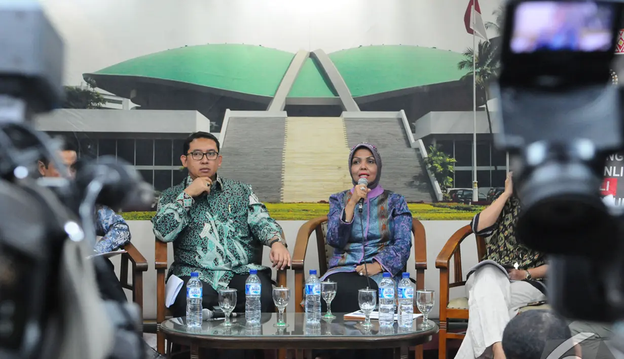 Nurhayati Ali Assegaf mengatakan DPR akan membuat petisi online yang mendesak mengadili grand corruption, Senayan, Jakarta, Selasa (9/12/2014). (Liputan6.com/Andrian M Tunay)