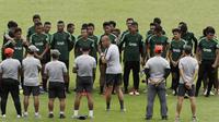 Asisten pelatih Timnas Indonesia U-22, Nova Arianto, memberikan arahan saat latihan di Stadion Madya Senayan, Jakarta, Kamis (24/1). Latihan ini merupakan persiapan jelang Piala AFF U-22. (Bola.com/Yoppy Renato)