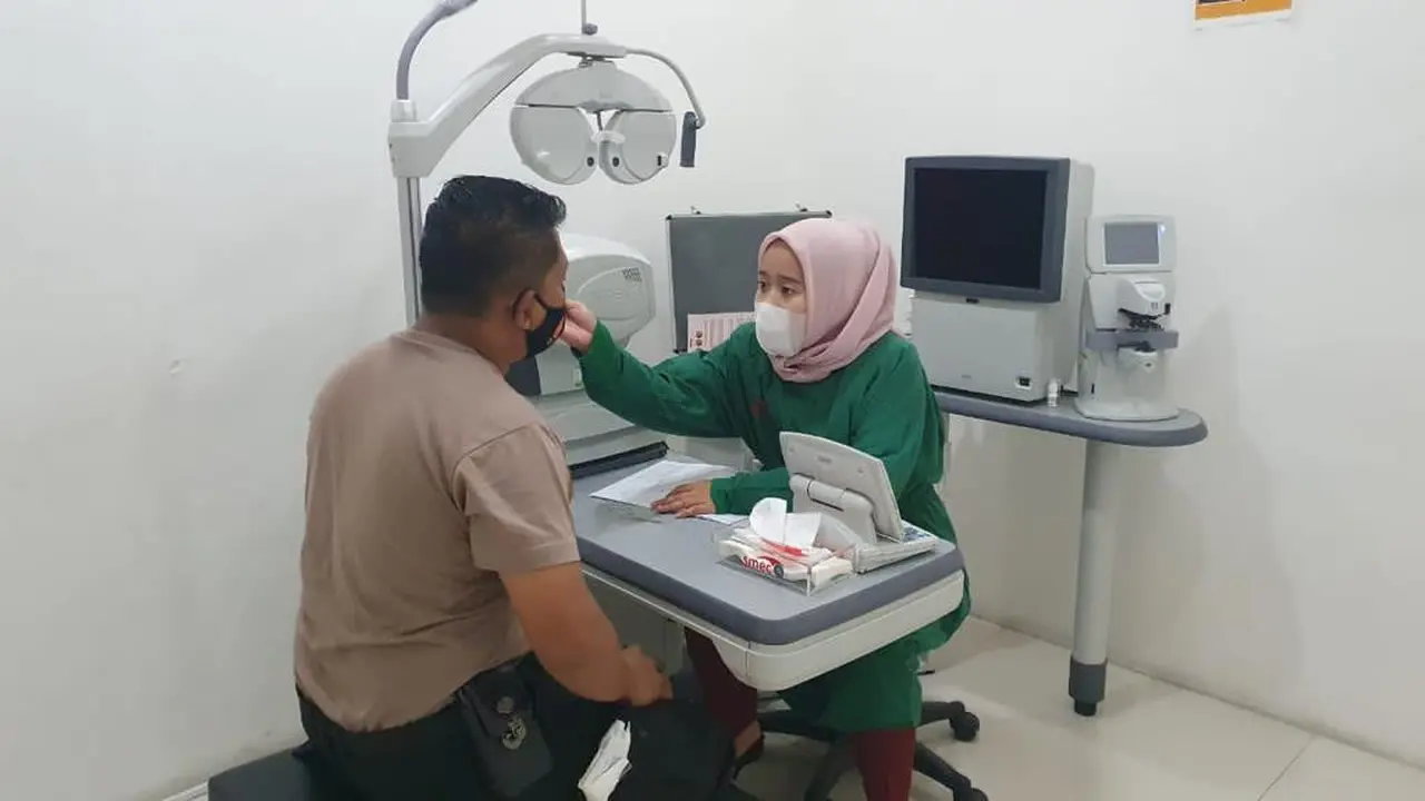 Bripka Eko Winardi menjadi korban unjuk rasa Hari Perempuan Internasional di Malang. (Dian Kurniawan/Liputan6.com)