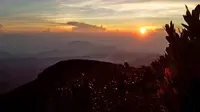 Pemandangan matahari terbit di Gunung Gede Pangrango. Foto: Muhammad Nuramdani.